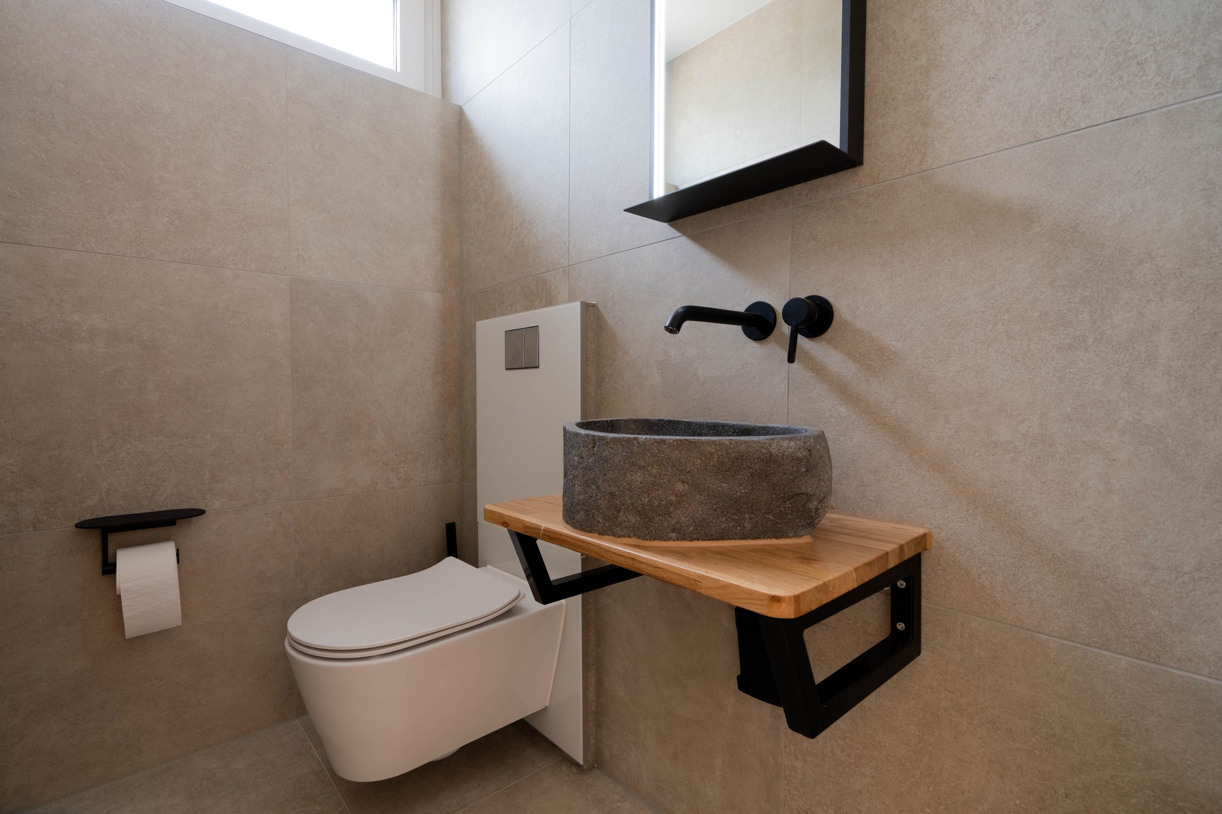 Badezimmer mit freistehendem Natursteinwaschbecken
